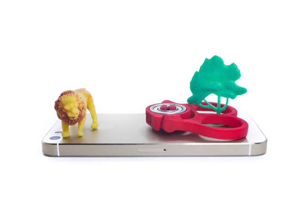 red-knuckies-phone-handle-with-lion-and-tree-1024x683